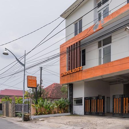 Отель Koolkost Near State Museum Of North Sumatera Медан Экстерьер фото